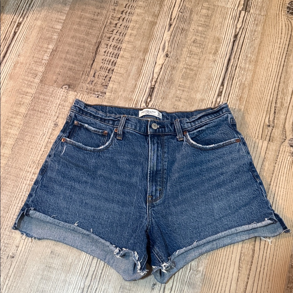 Abercrombie curve love 4” mom short